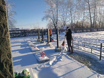 Уборка снега  на территории парка у памятника воинам ВОВ